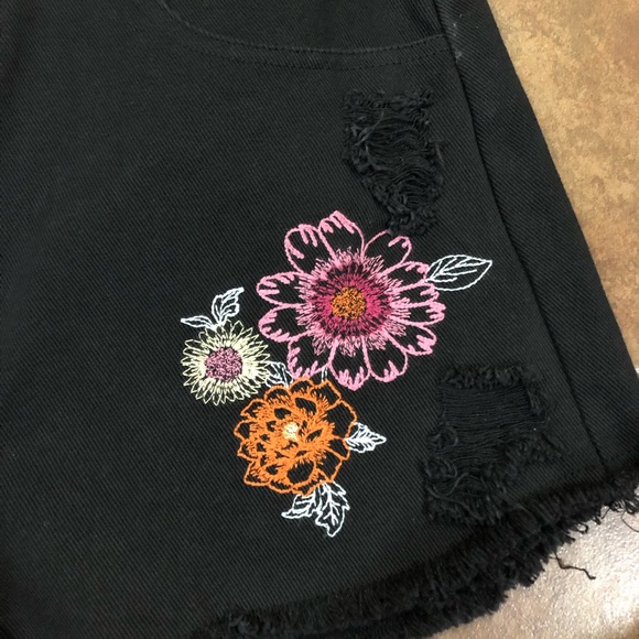 Chelsea & Violet Jean Shorts - Picture 3 of 7